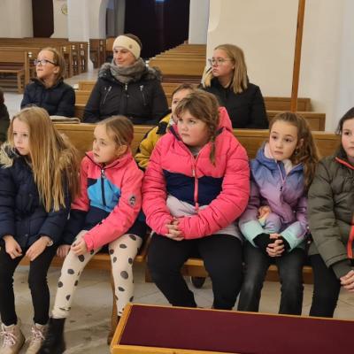 2. Klassen - Die zukünftigen Erstkommunionkinder entdecken die Schätze in der Kirche