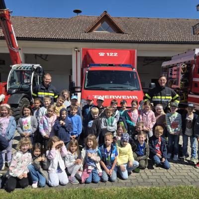 1. Klassen - Wir erkunden die Feuerwehr